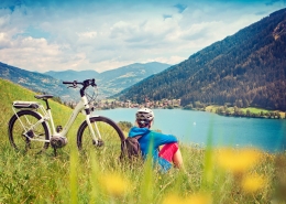 Fahrradversicherung: Mann mit Fahrrad am See