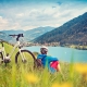 Fahrradversicherung: Mann mit Fahrrad am See