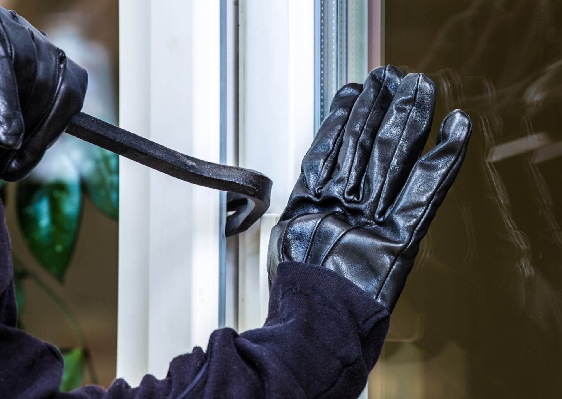 Hausratversicherung Einbrecher am Fenster