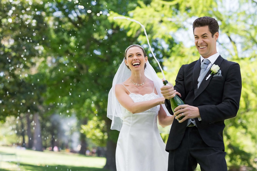 Hochzeitsversicherung Das Brautpaar lässt die Korken knallen