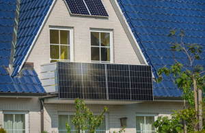 Balkonkraftwerk – Ein Solarkraftwerk an einem Balkon zur Erzeugung von grünem Strom.