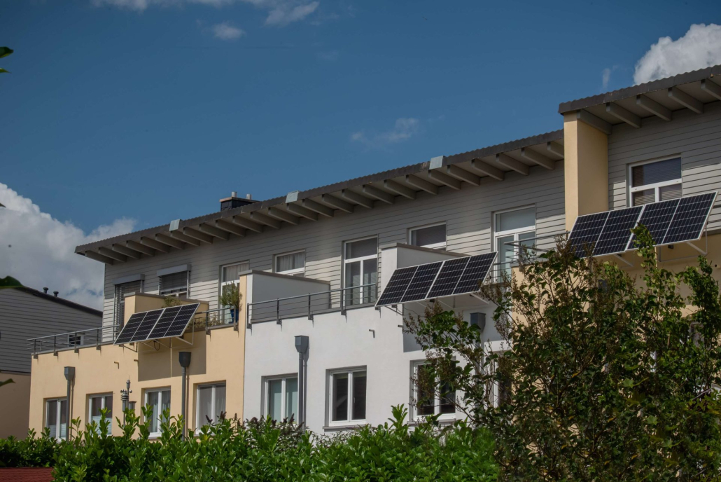 Balkonkraftwerk-Versicherung Balkon-Solaranlagen im Wohngebiet