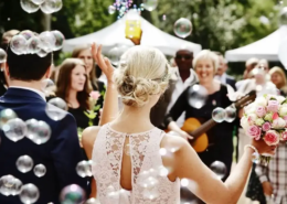 Brautpaar feiert mit seinen Gästen