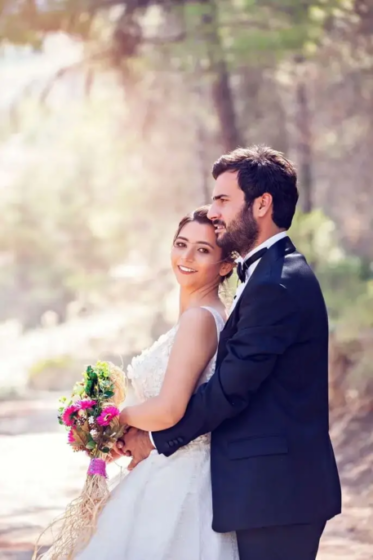 Bräutigam hält seine glückliche Braut im Arm