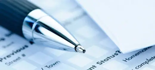 Ein Kugelschreiber liegt auf einem Formular zum Ausfüllen