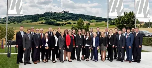 Die Mitarbeiter der Waldenburger Versicherung unterhalb vom Schloss Waldenburg
