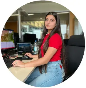 Auszubildende der Waldenburger Versicherung sitzt im Büro am Schreibtisch