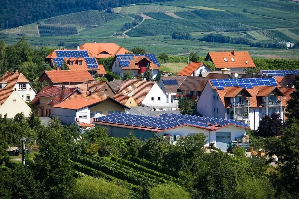 Photovoltaik-Solarmodule auf den Hausdächern in einem Wohngebiet