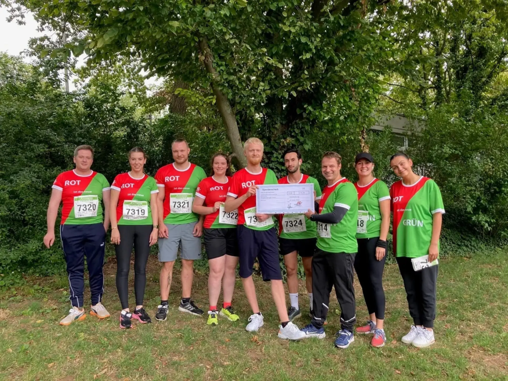 Waldenburger läuft für Nachhaltigkeit Scheckübergabe Das Waldenburger Laufteam bei der Scheckübergabe
