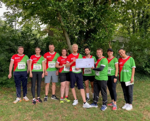 Waldenburger läuft für Nachhaltigkeit Scheckübergabe Das Waldenburger Laufteam bei der Scheckübergabe