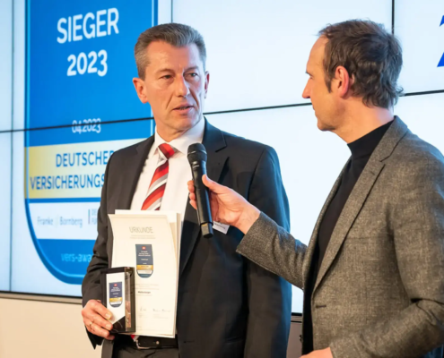 Waldenburger Nachhaltigkeit Verleihung Deutscher Versicherungs-Award Der Vorstandsvorsitzende der Waldenburger Versicherung Thomas Gebhardt bei der Preisverleihung