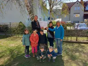 Waldenburger Zukunftshelden – Käferland Sondershausen – Scheckübergabe Der Vorstand der Waldenburger Versicherung übergibt in der Kita Käferland Sondershausen einen Scheck