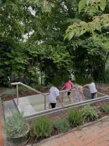 Waldenburger Zukunftshelden – Kiga Oer-Erkenschwick – Kneipptag Kinder vom Kindergarten Henrys Abenteuerland Oer-Erkenschwick laufen durch das Wasser im Kneippbecken