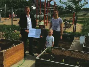Waldenburger Zukunftshelden – Kindergarten Krummesse – Scheckübergabe Ein Mitarbeiter der Waldenburger Versicherung übergibt im Kindergarten St. Johannis Krummesse einen Scheck