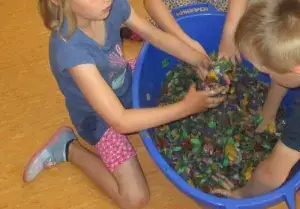 Waldenburger Zukunftshelden - Kindergarten Kuhfelde - Herstellung Die Kinder im Kindergarten Kuhfelde stellen aus Altpapier neues Papier her