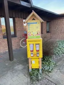 Waldenburger Zukunftshelden – DRK-Kindergarten Oer-Erkenschwick – Der Automat Ein Bienenautomat steht vor dem Eingang zum DRK-Kindergarten Oer-Erkenschwick