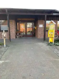 Waldenburger Zukunftshelden – DRK-Kindergarten Oer-Erkenschwick – Standort Eingang zum DRK-Kindergarten Oer-Erkenschwick, vor dem ein Bienenautomat steht