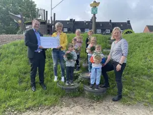 Waldenburger Zukunftshelden – DRK-Kindergarten Oer-Erkenschwick – Scheckübergabe Der Vorstand der Waldenburger Versicherung übergibt im DRK-Kindergarten Oer-Erkenschwick einen Scheck