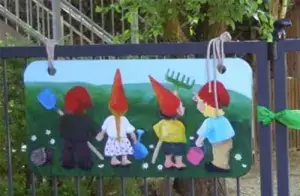 Waldenburger Zukunftshelden – Kita Langerwisch – Die Zwerge sind los Zwerge auf einem Schild am Eingang zur Kita Zwergenhof Langerwisch