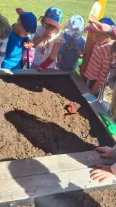 Waldenburger Zukunftshelden – AWO Kinderhaus Laußig- Kossa – Lehrgarten Kinder im AWO Kinderhaus am Regenbogen Laußig-Kossa bereiten das Hochbeet im Lehrgarten vor