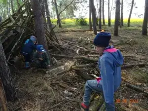 Waldenburger Zukunftshelden – AWO Naturpark-Kita Laußig-Pressel – Im Wald Die Kinder der AWO Naturpark-Kita Wirbelwind Laußig-Pressel bauen im Wald eine Hütte aus Baumstämmen