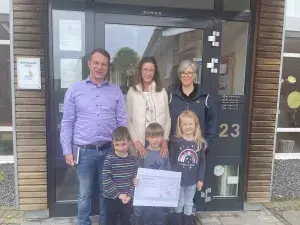 Waldenburger Zukunftshelden – Kita Niederkrüchten – Scheckübergabe Der Vorstand der Waldenburger Versicherung übergibt in der Kita Unterm Regenbogen Niederkrüchten einen Scheck