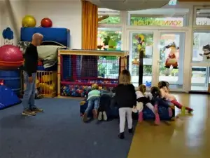 Waldenburger Zukunftshelden – Kita Ratekau – Pro Kids 1 Kinder in der Kita Sonnenstrahl Ratekau turnen auf einer Matte herum