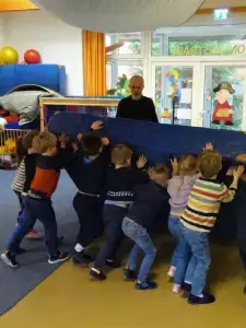 Waldenburger Zukunftshelden – Kita Ratekau – Pro Kids 2 Kinder in der Kita Sonnenstrahl Ratekau werfen gemeinsam eine Matte um