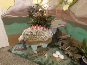 Waldenburger Zukunftshelden – Kita Apenburg-Winterfeld – Das Aquarium 1 Selbstgebastelter Dinosaurier steht im Terrarium in der Kita Bambi Apenburg-Winterfeld