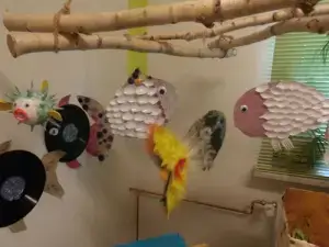 Waldenburger Zukunftshelden – Kita Apenburg-Winterfeld – Das Aquarium 2 Selbstgebastelte Fische schwimmen im Aquarium in der Kita Bambi Apenburg-Winterfeld