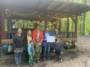 Waldenburger Zukunftshelden – Waldkindergarten Brühl – Scheckübergabe Der Vorstand der Waldenburger Versicherung übergibt im Waldkindergarten Brühl einen Scheck