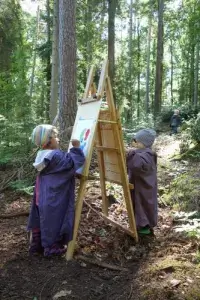 Waldenburger Zukunftshelden – Waldkindergarten Rottenburg – Die Draußenmaler Kinder im Waldkindergarten Die Frischlinge Rottenburg malen Bilder auf einer Staffelei