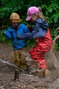 Waldenburger Zukunftshelden – Waldkindergarten Rottenburg – Plitsch Platsch Kinder im Waldkindergarten Die Frischlinge Rottenburg hüpfen im Schlamm herum