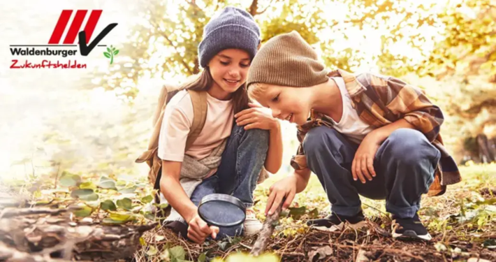 2 Kinder spielen im Wald und untersuchen den Boden